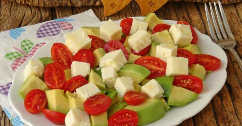 Peynirli Avokado Salatası