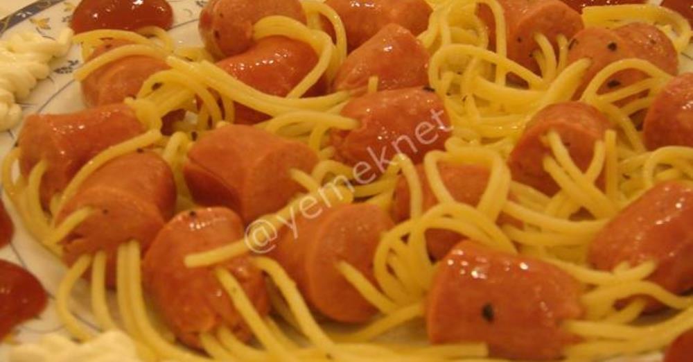Spagetti Çubuklarında Sosisli Makarna