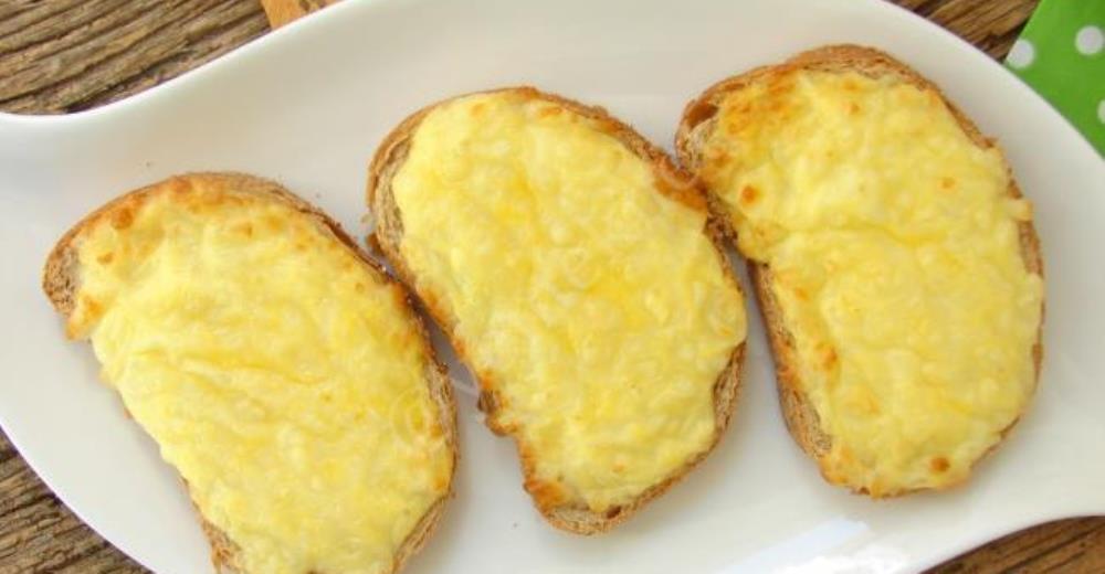 Kahvaltılık Yumurtalı Peynirli Ekmek Dilimleri