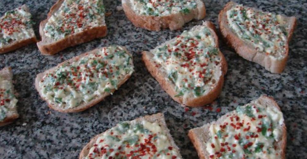 Cheesy Baked Parsley Bread Slices Recipe