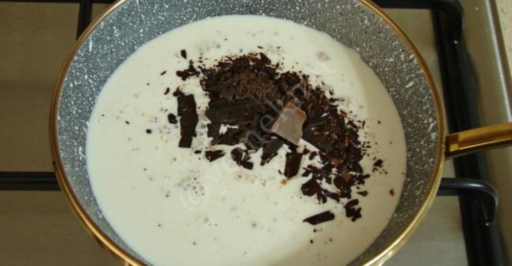 Çikolata Soslu Un Helvası