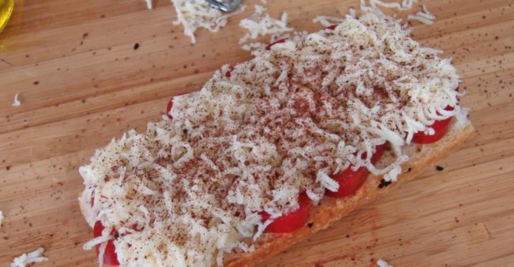 Kırmızı Biberli Ekmek Pizzası