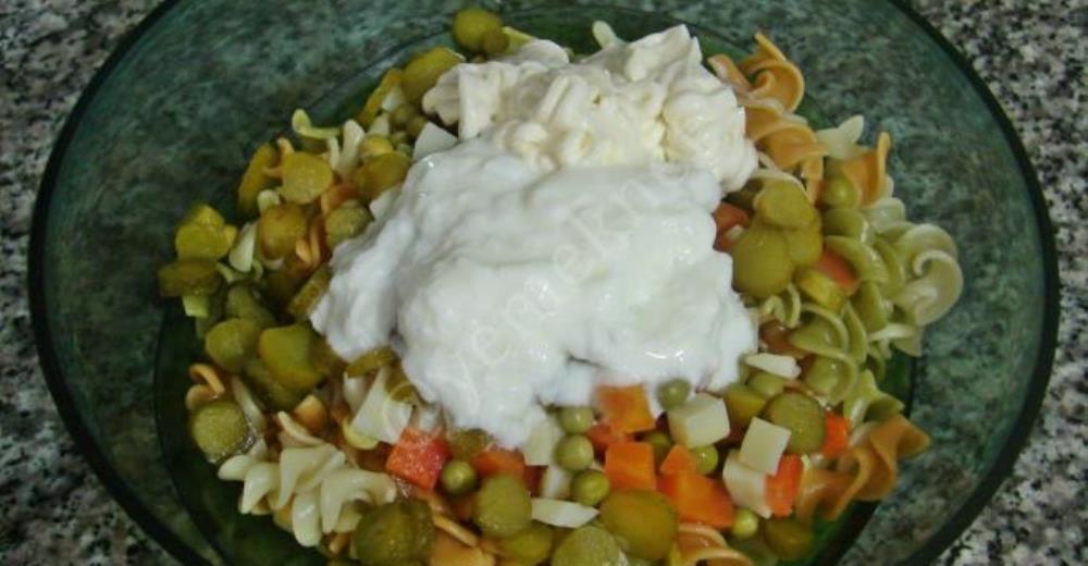 Renkli Makarna Salatası